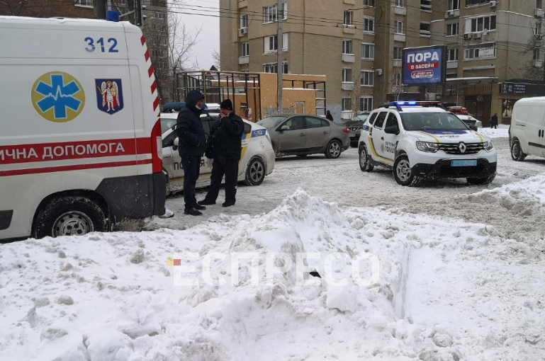В Киеве бус насмерть сбил пенсионерку, выезжая из сугроба. Видео