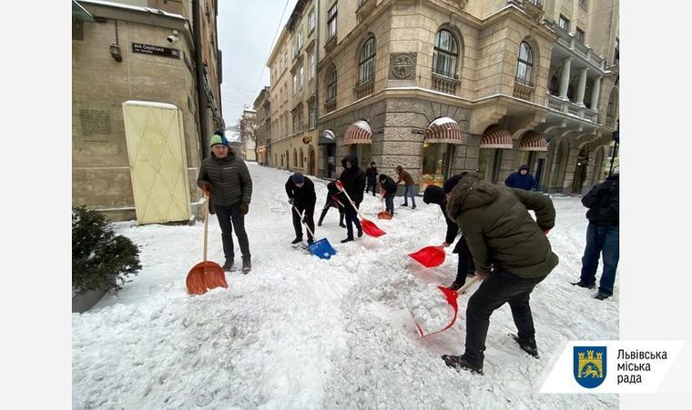 Снежный циклон обрушился на Украину: Днепр показал высший класс в борьбе с непогодой