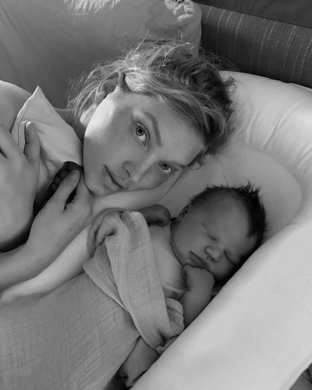 Эльза Хоск с новорожденной дочерью