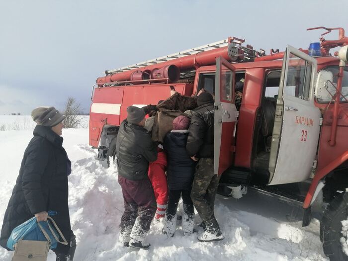 Далее девушку перенесли в автомобиль ДСНС