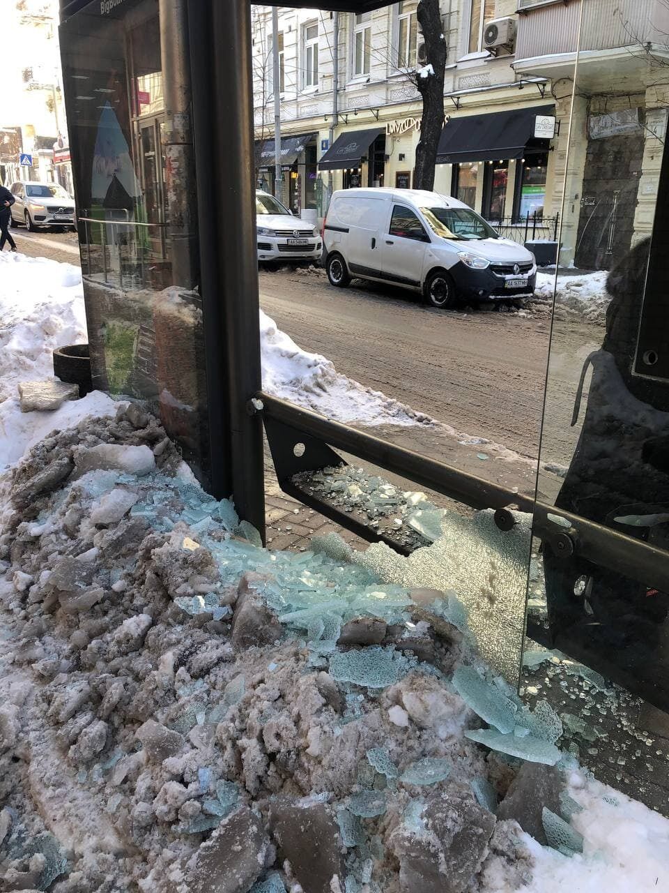 Вандалы разбили стекло на остановке троллейбусов.