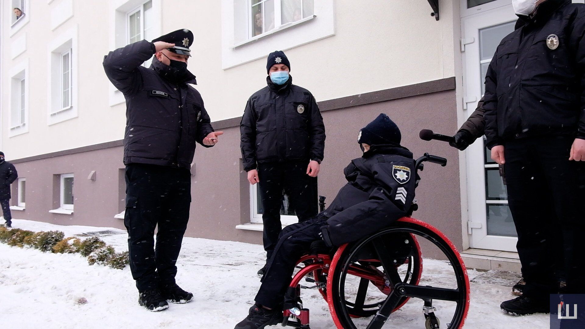 Полицейские приехали в гости к Саше