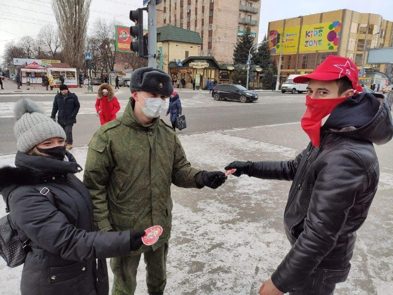 Вместо валентинок 14 февраля в Луганске раздавали "сталинтинки".