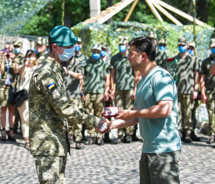 Президент Володимир Зеленський нагородив матроса Олега Пецуха орденом "За мужність 3-й ступеня".