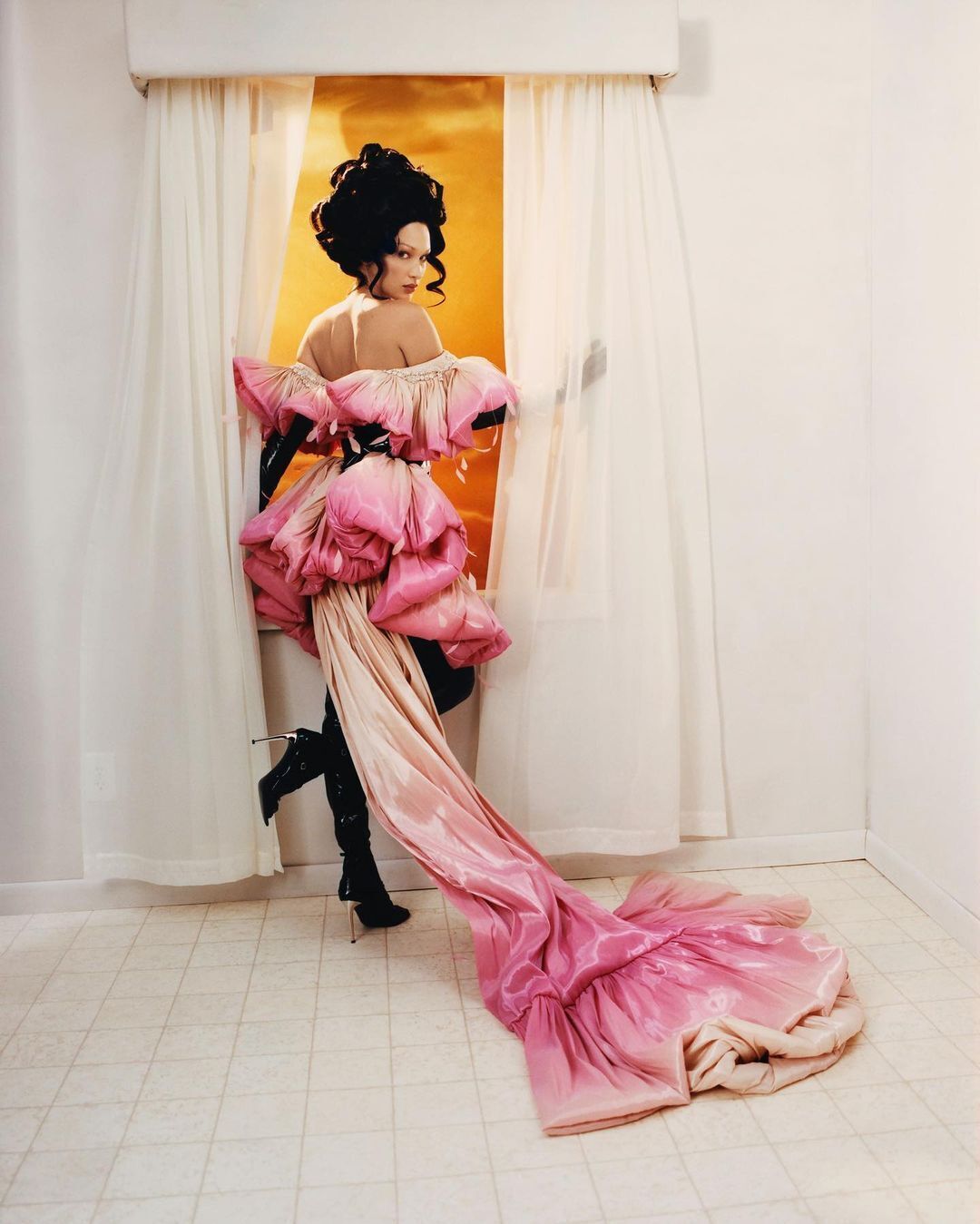 Белла Хадид в фотосессии для Vogue