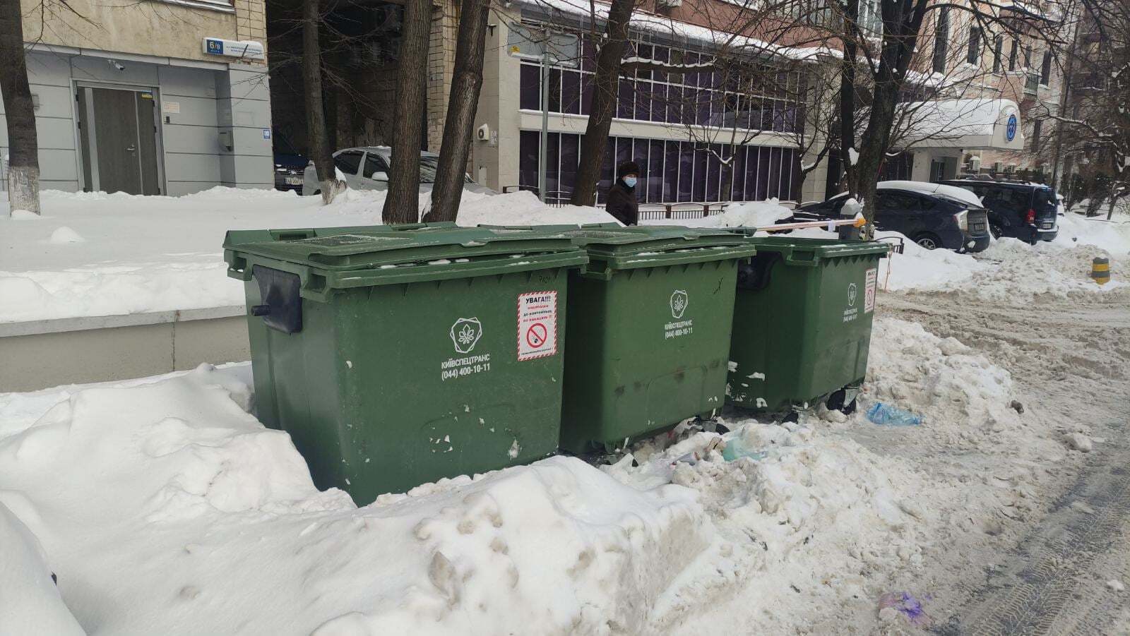 Из-за снега не удается погрузить мусорные баки.