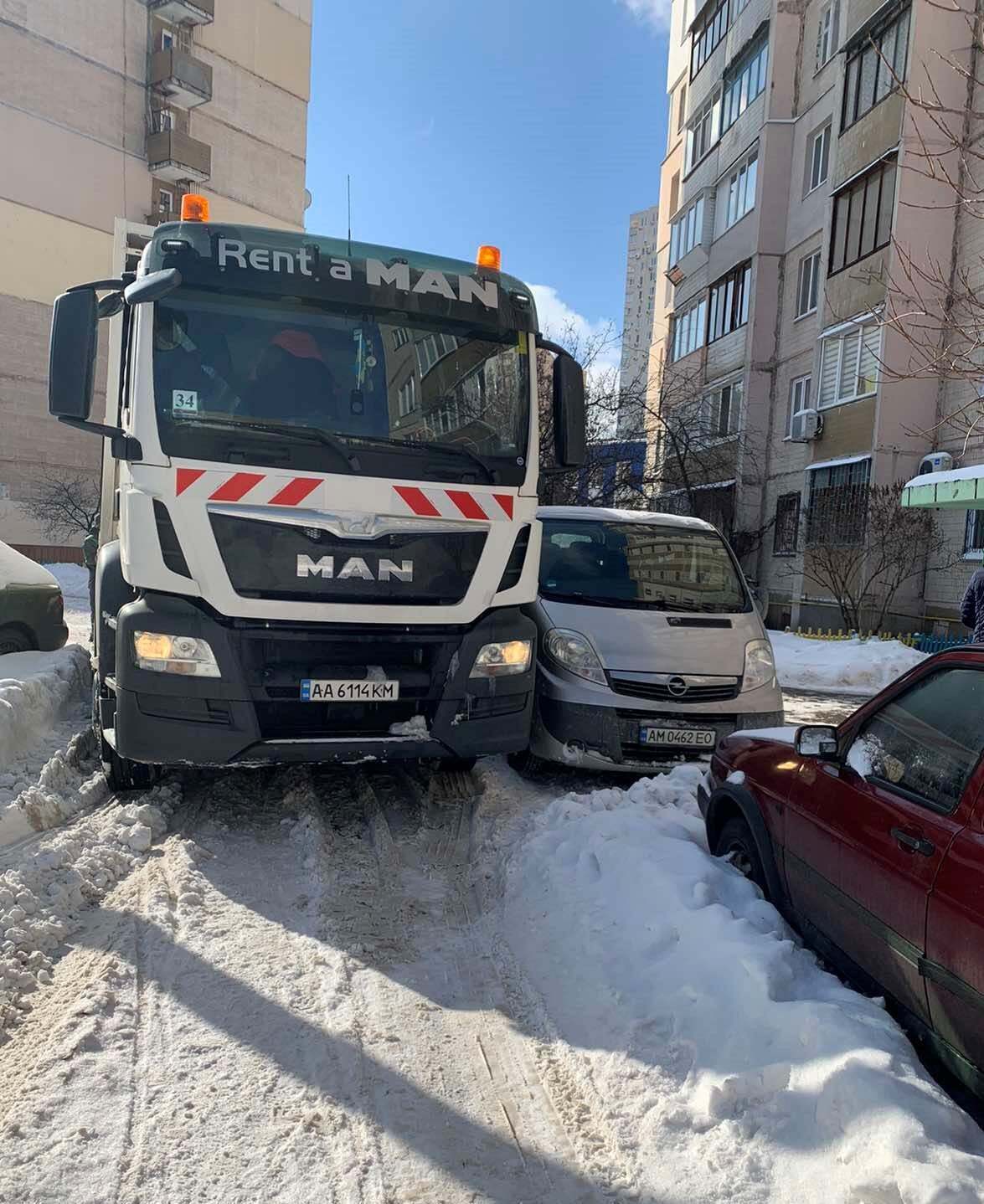 Припаркованные автомобили мешают забирать мусор.