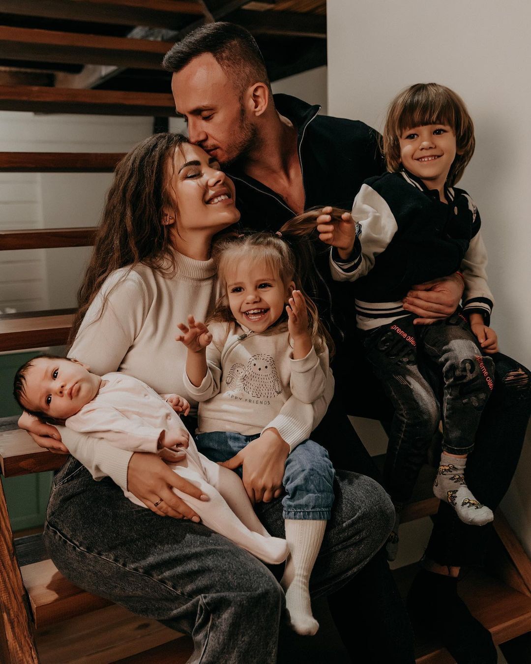 Софія Стужук з чоловіком і дітьми