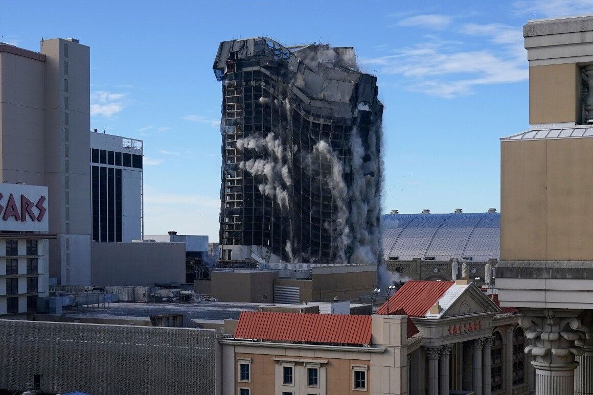 Падіння будівлі колишнього казино Трампа