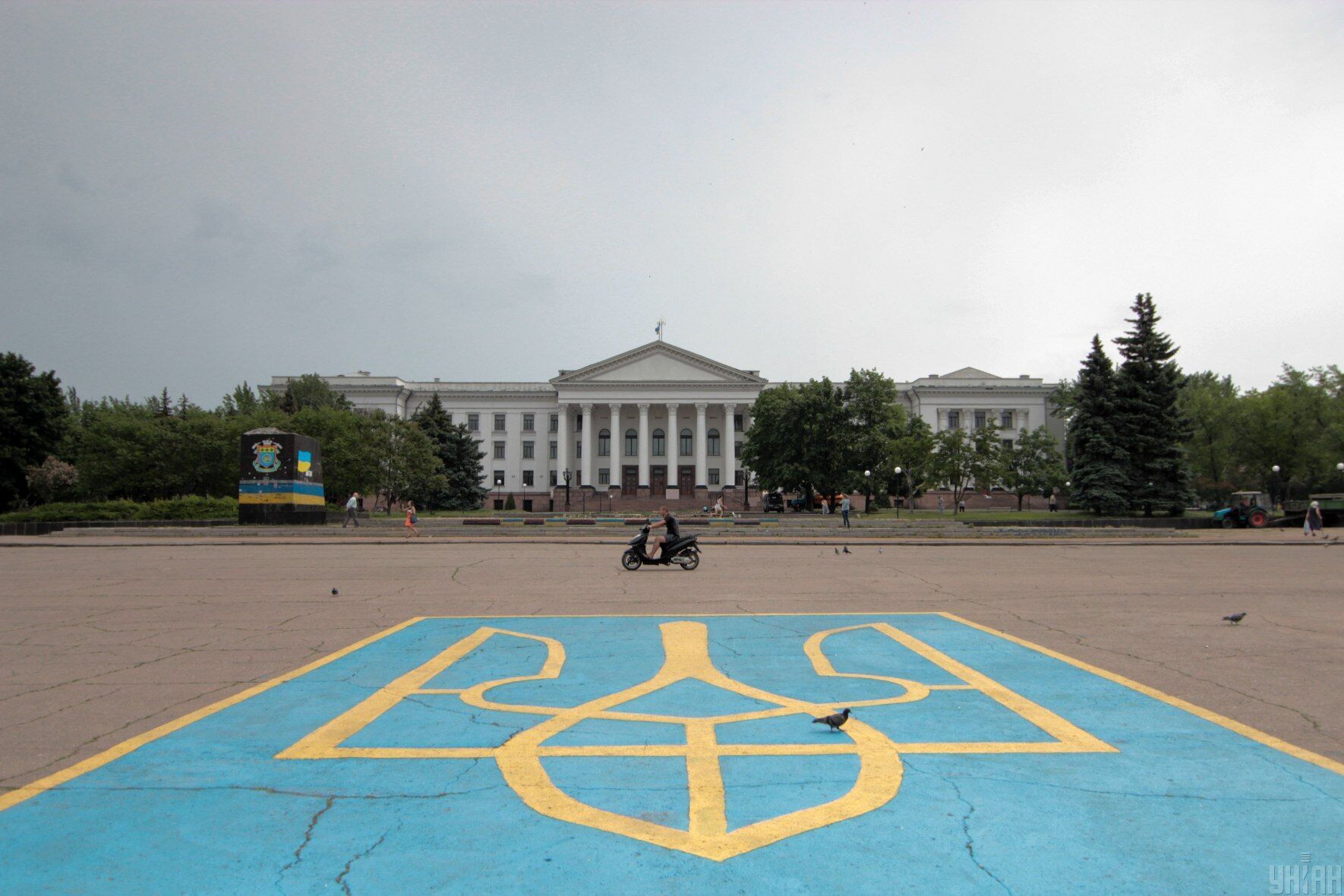 Герб Украины на площади в Краматорске, 24 мая 2015 года