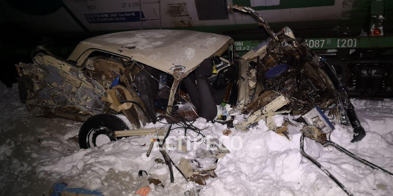 В Киеве поезд на скорости раздавил легковушку: есть жертва. Фото