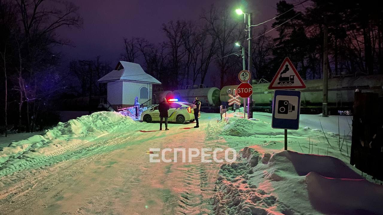 В Киеве поезд на скорости раздавил легковушку: есть жертва. Фото