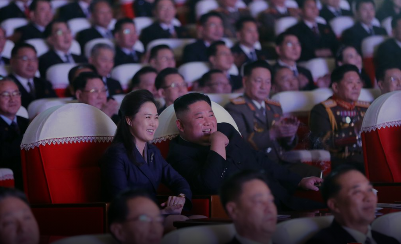 Ким Чен Ын с супругой посетили концерт по случаю дня рождения Ким Чен Ира.
