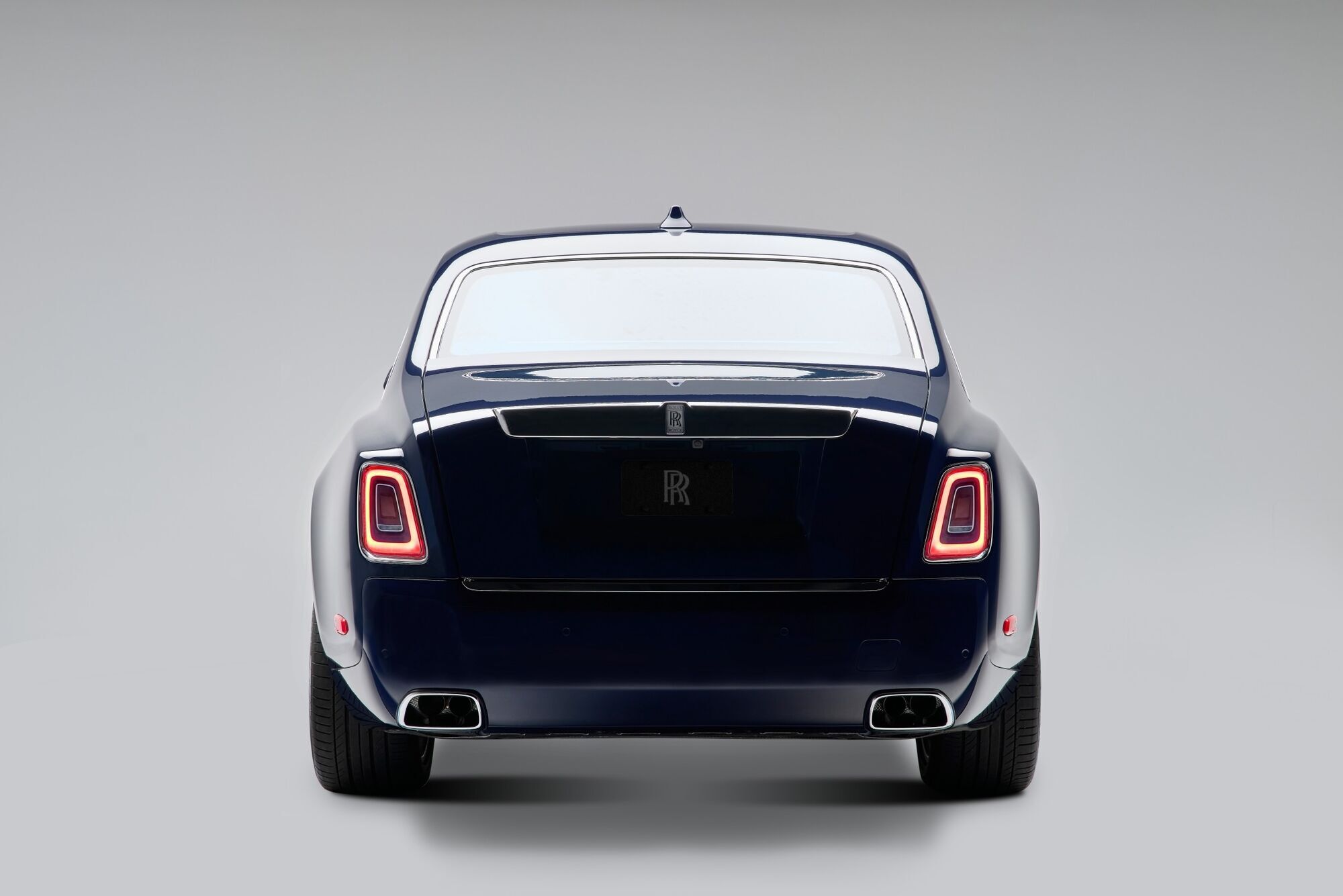 Задня частина ексклюзивного Rolls-Royce Phantom