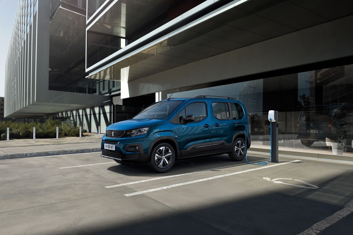 В движение Peugeot e-Rifter приводит электромотор мощностью 100 кВт, а его крутящий момент достигает 260 Нм