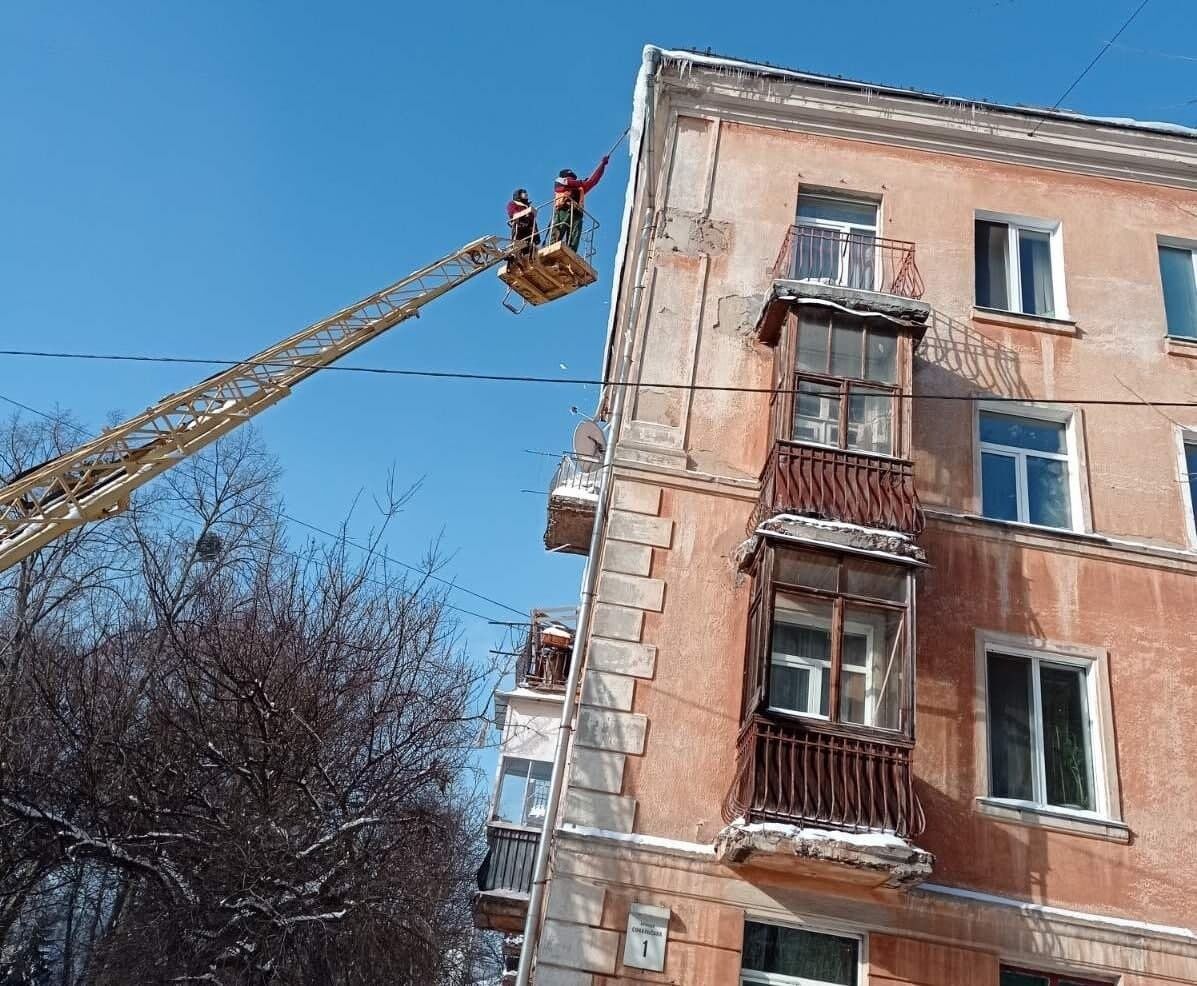 Сосульки чистят с помощью автовышек.