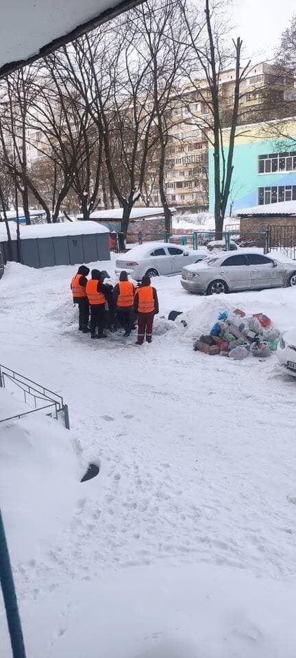 Из-за сугробов на обочинах, жители сваливают мусор в кучи.