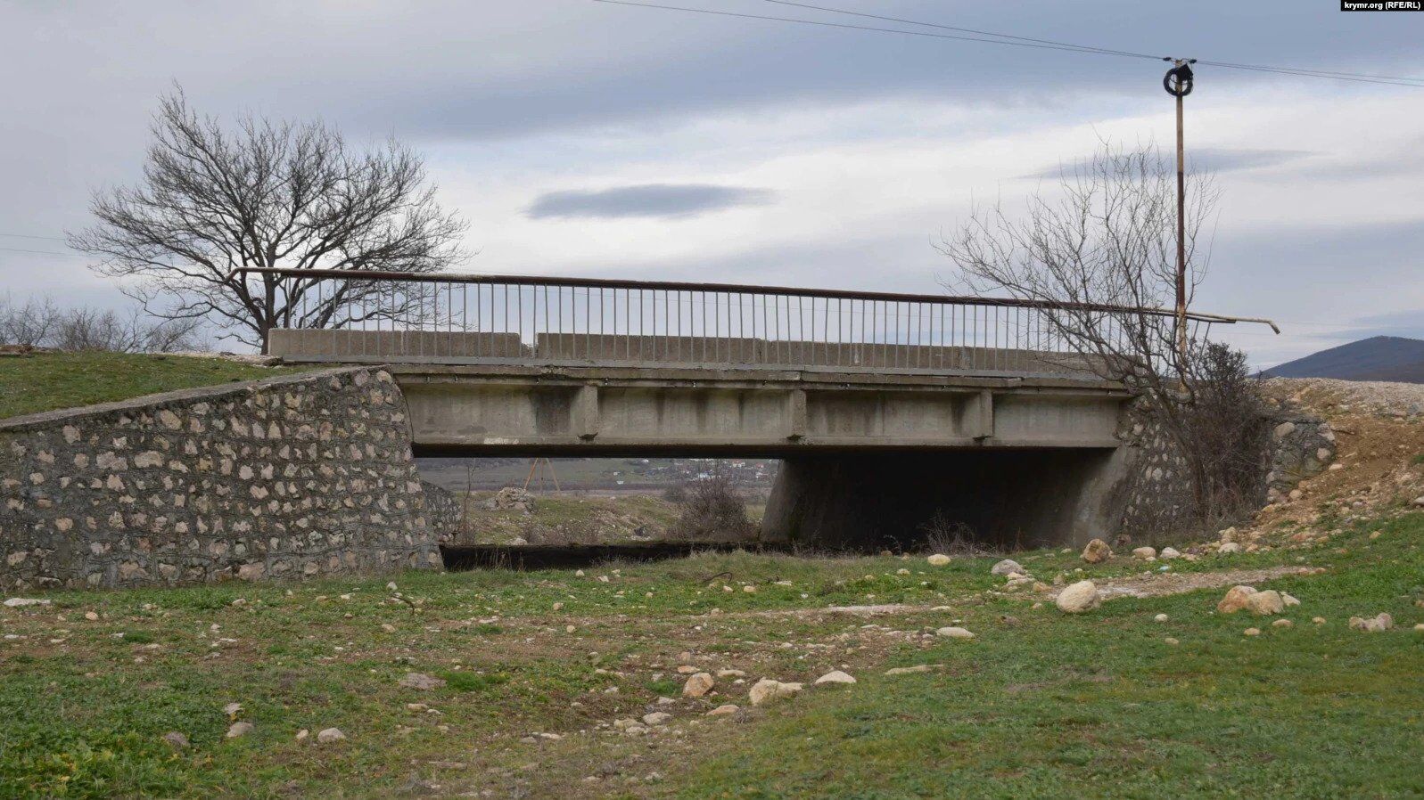 Міст над пересохлою річкою Боса в Байдарській долині