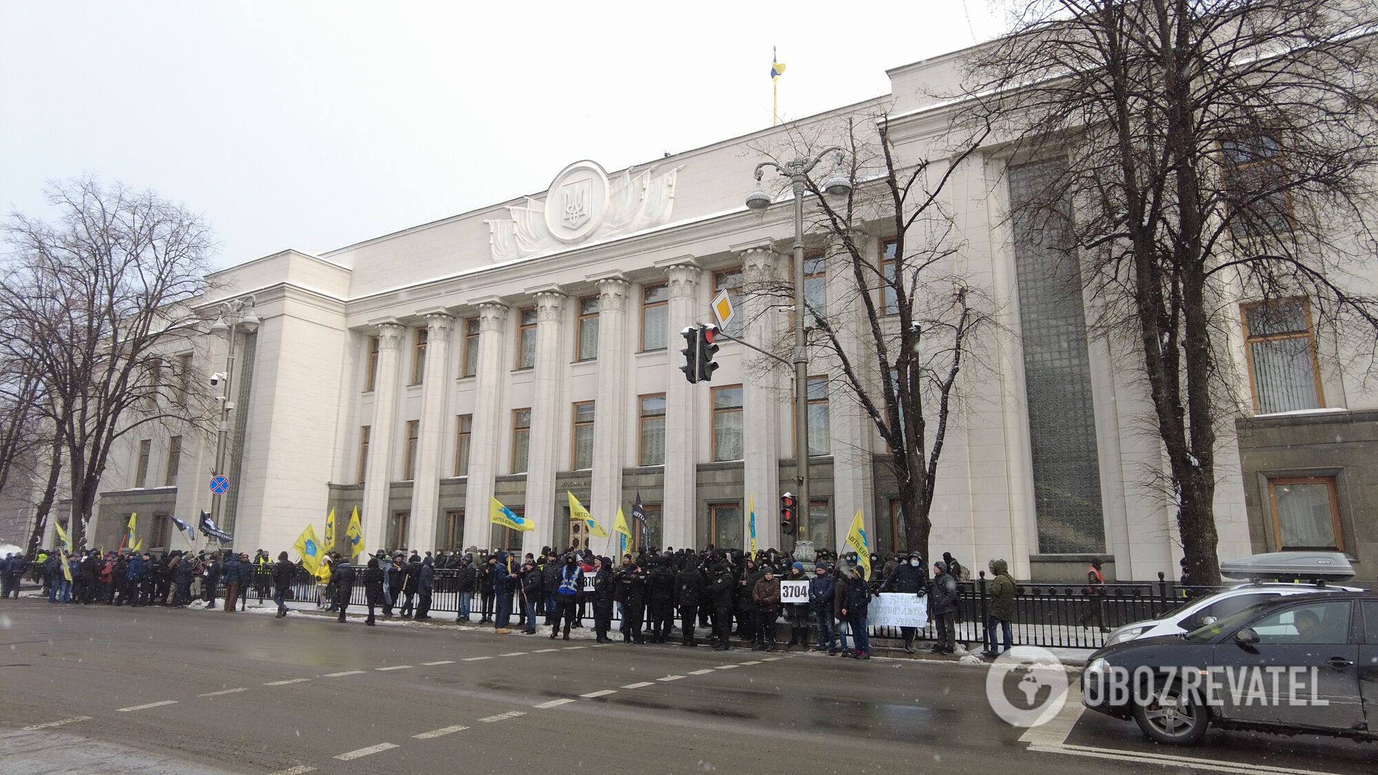 Митинг у стен парламента.