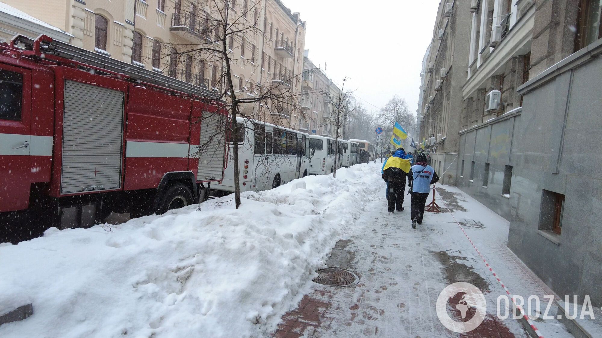 Митинг у стен парламента.