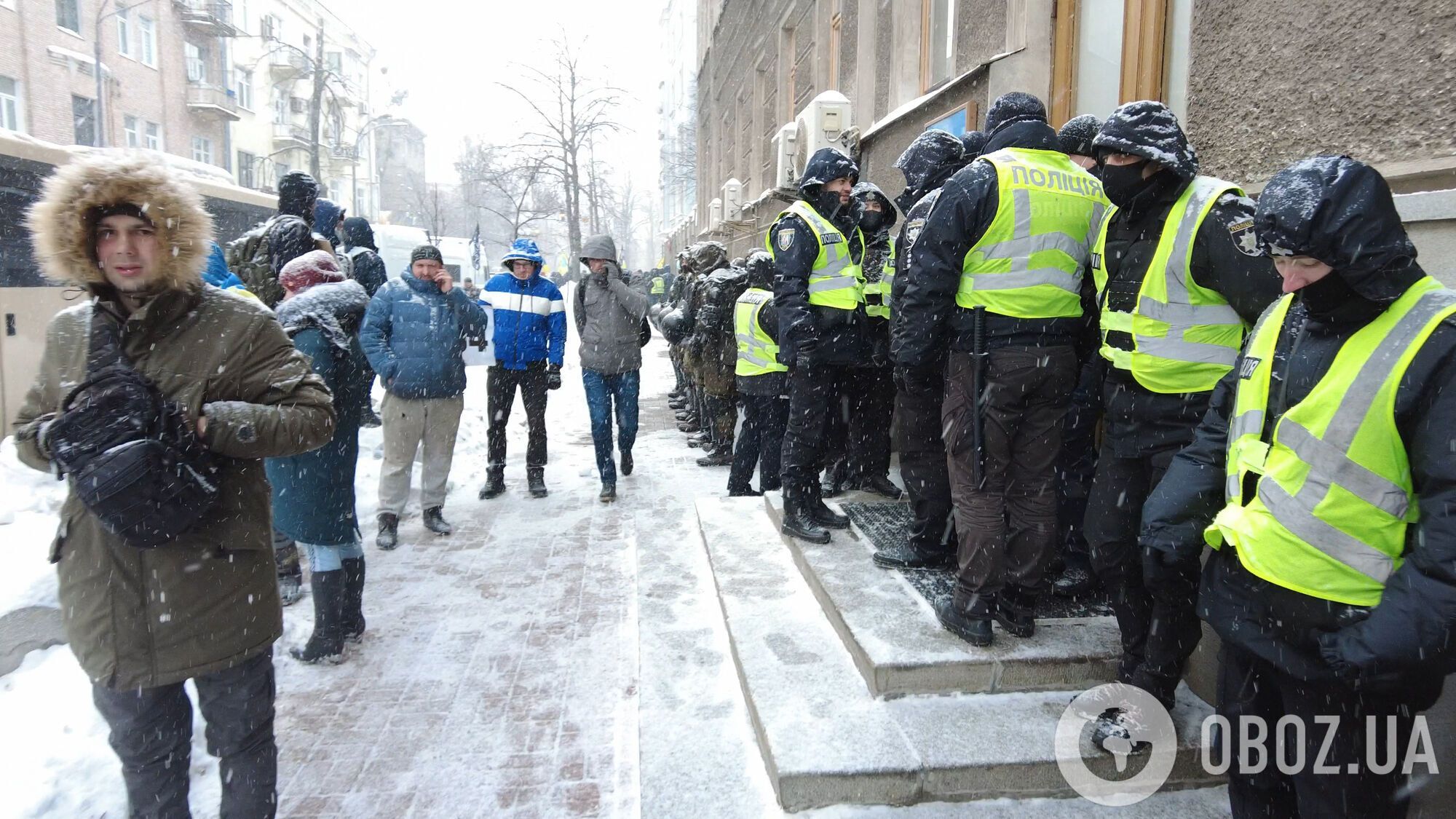 Люди вимагають зробити розмитнення автомобілів доступною.