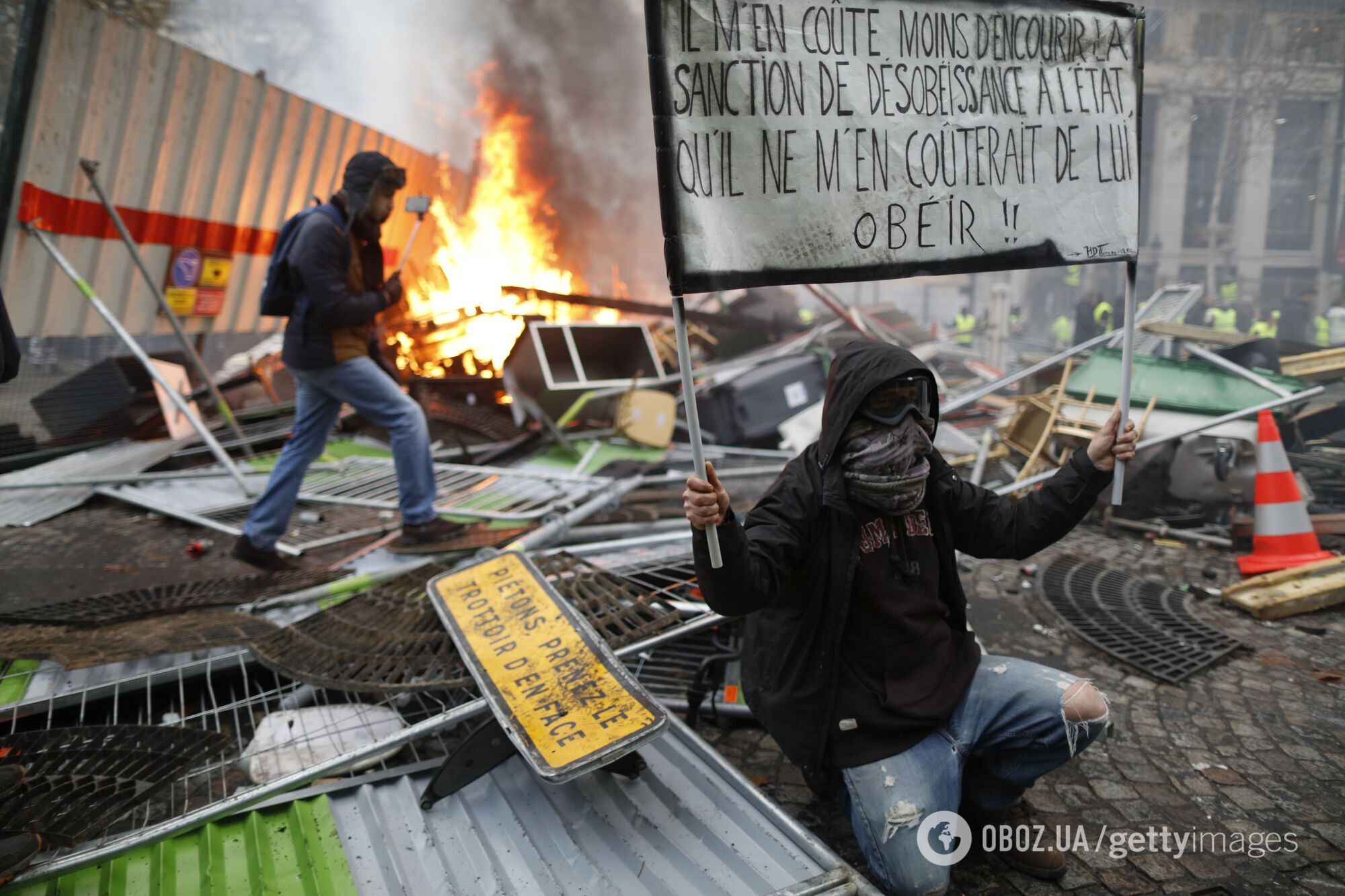 Протестующие на фоне беспорядков в Париже