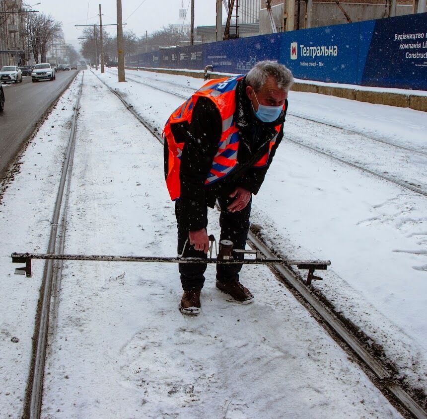 В Днепре начали ремонтировать проблемные участки трамвайных путей