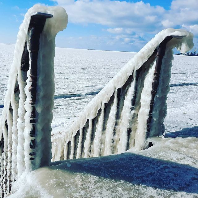 Замерзшее Азовское море в Бердянске.