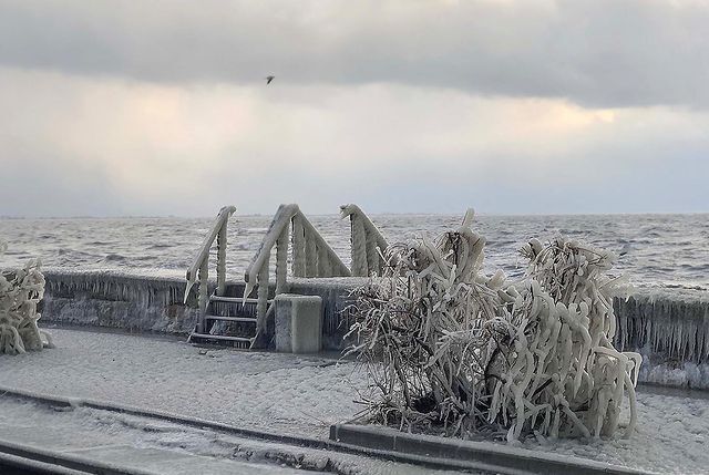 Замерзле Азовське море в Бердянську.