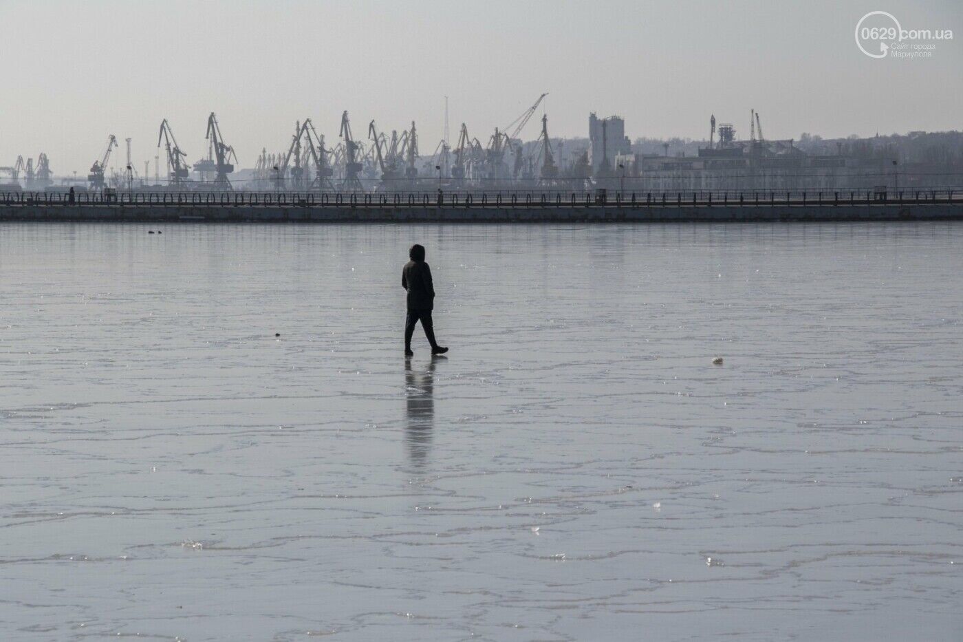 Замерзле Азовське море в Маріуполі.