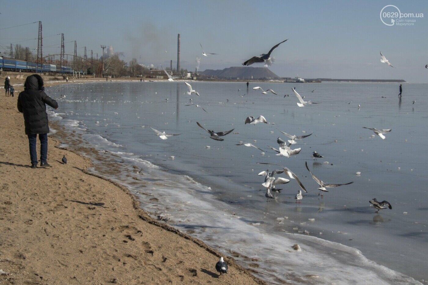 Замерзшее Азовское море в Мариуполе.