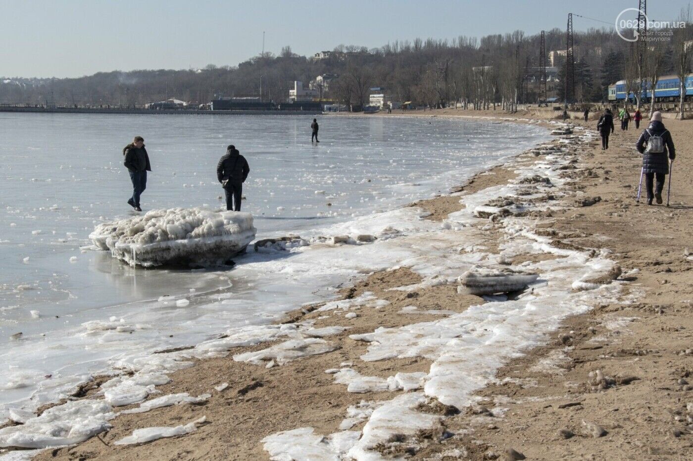 Замерзле Азовське море в Маріуполі.