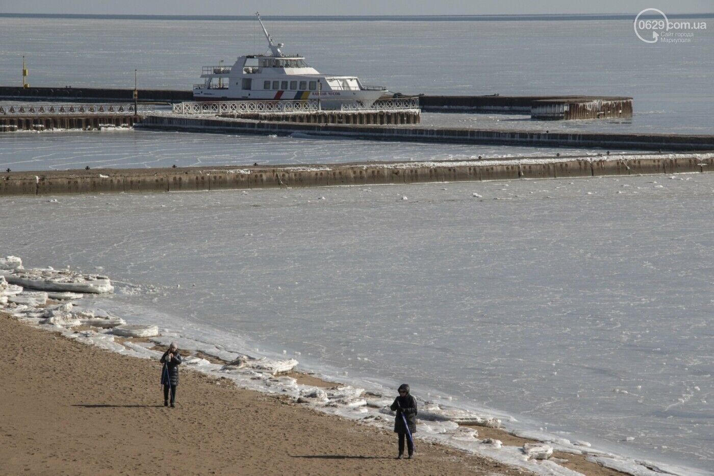 Замерзле Азовське море в Маріуполі.