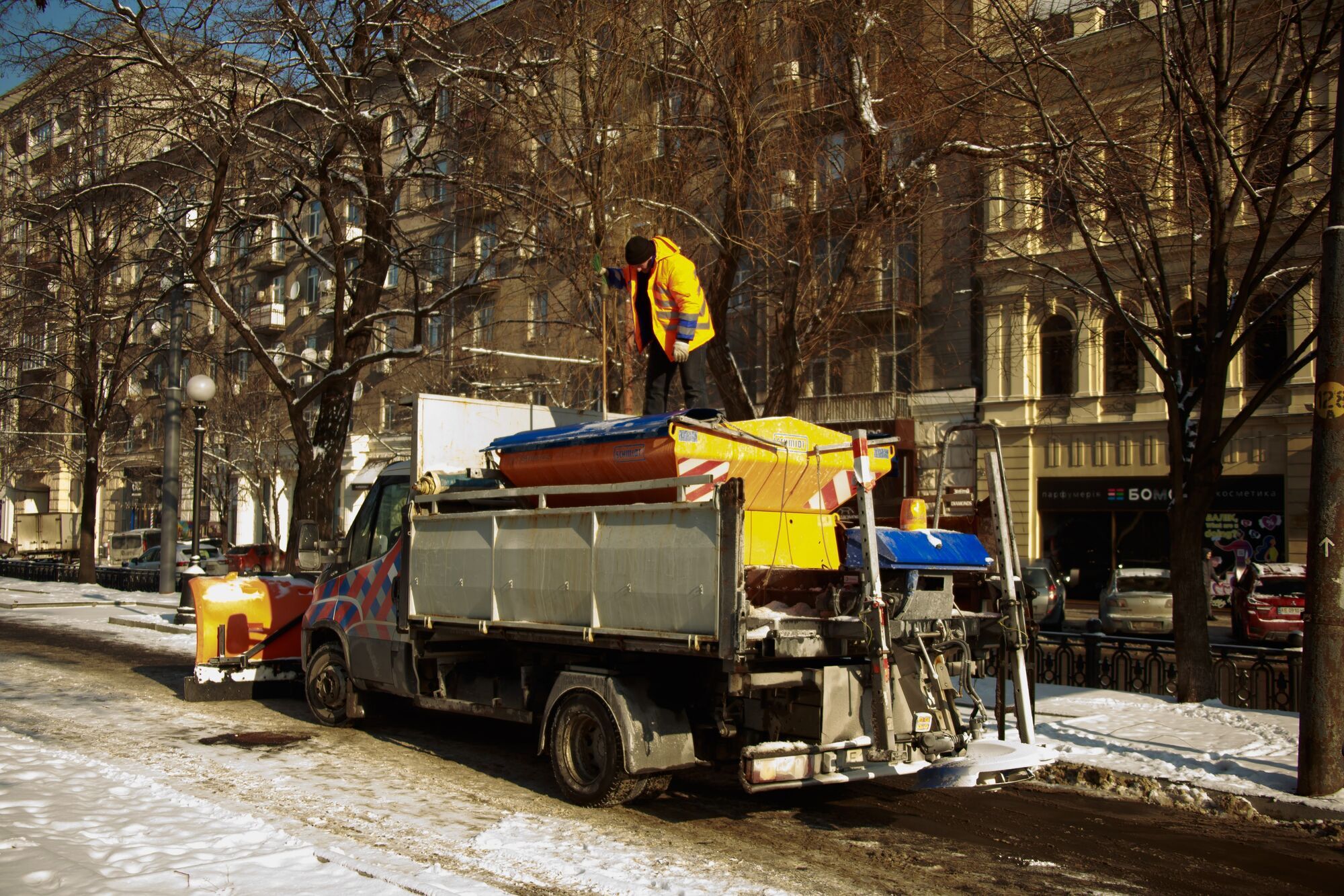 Мінітехніка задіяна у прибиранні снігу на основних територіях