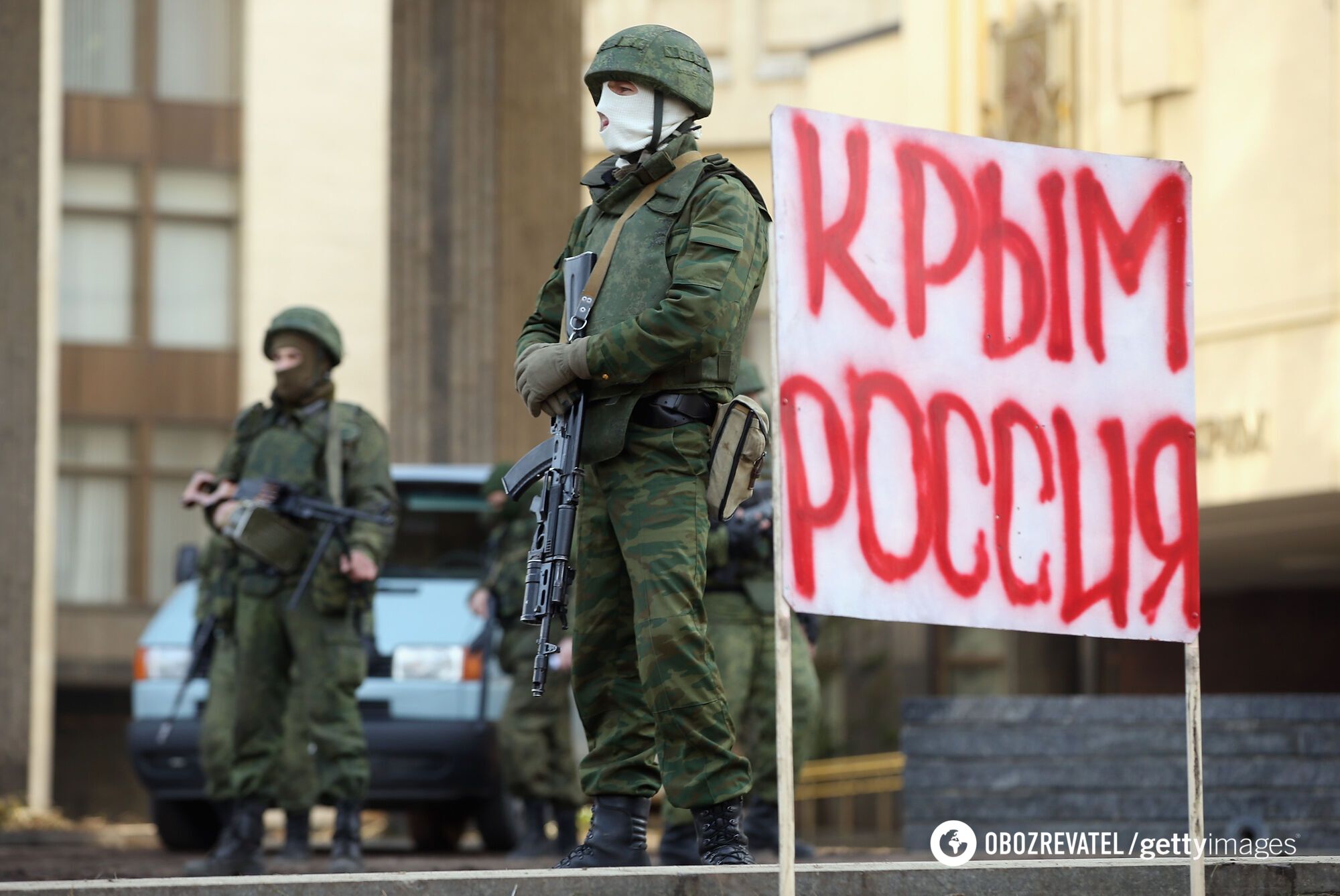 Российские войска без опознавательных знаков в марте 2014 года оккупировали украинский полуостров Крым