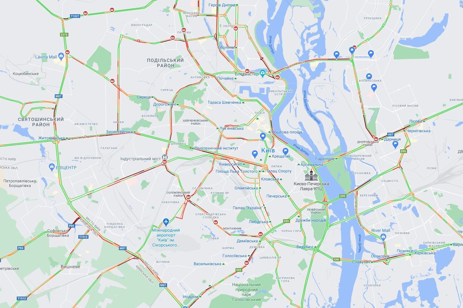 Проблемы с автомобильным трафиком наблюдаются по всему городу.