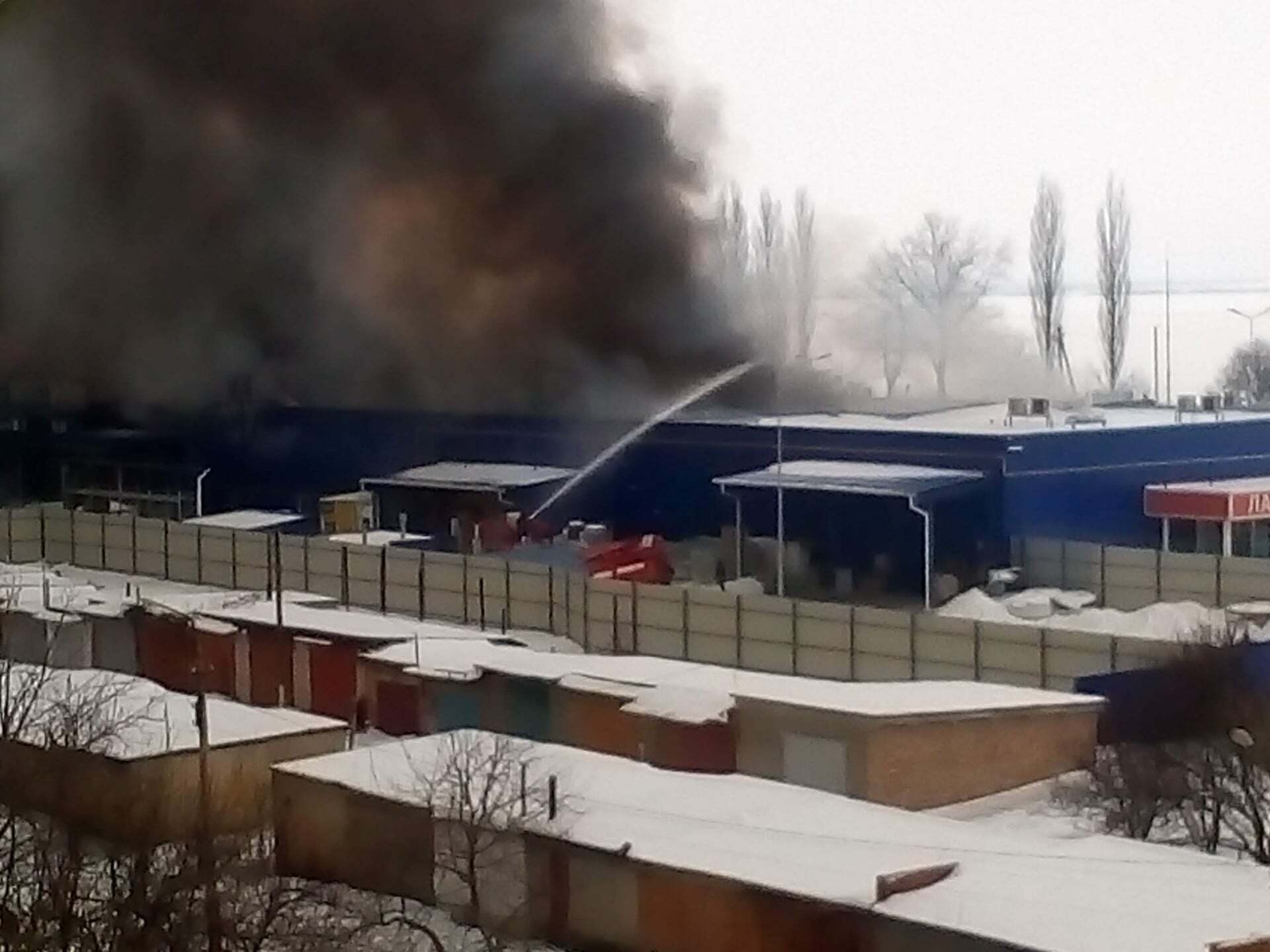 На месте продолжают работать спасатели.