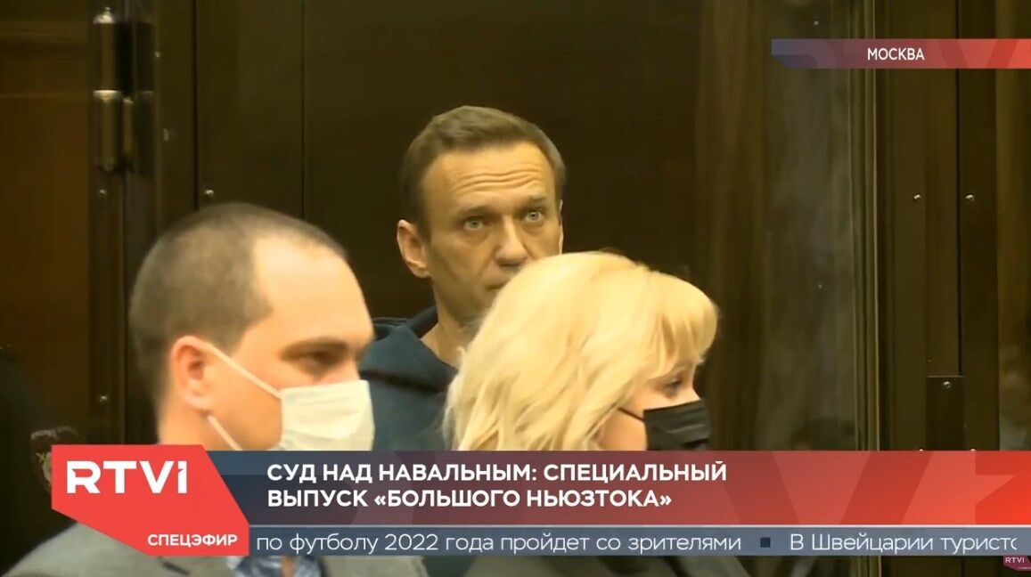 Навальный слушает решение суда.