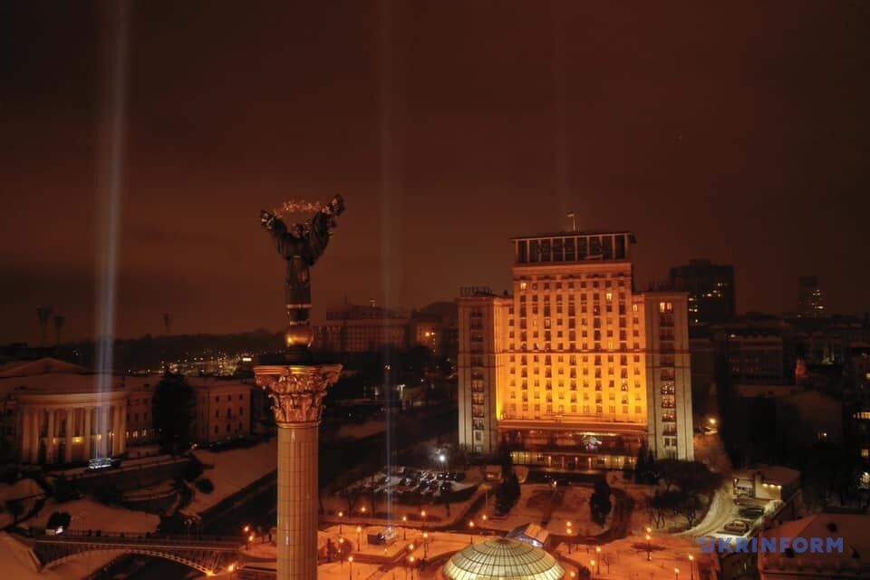 В Киеве зажгли Лучи достоинства.