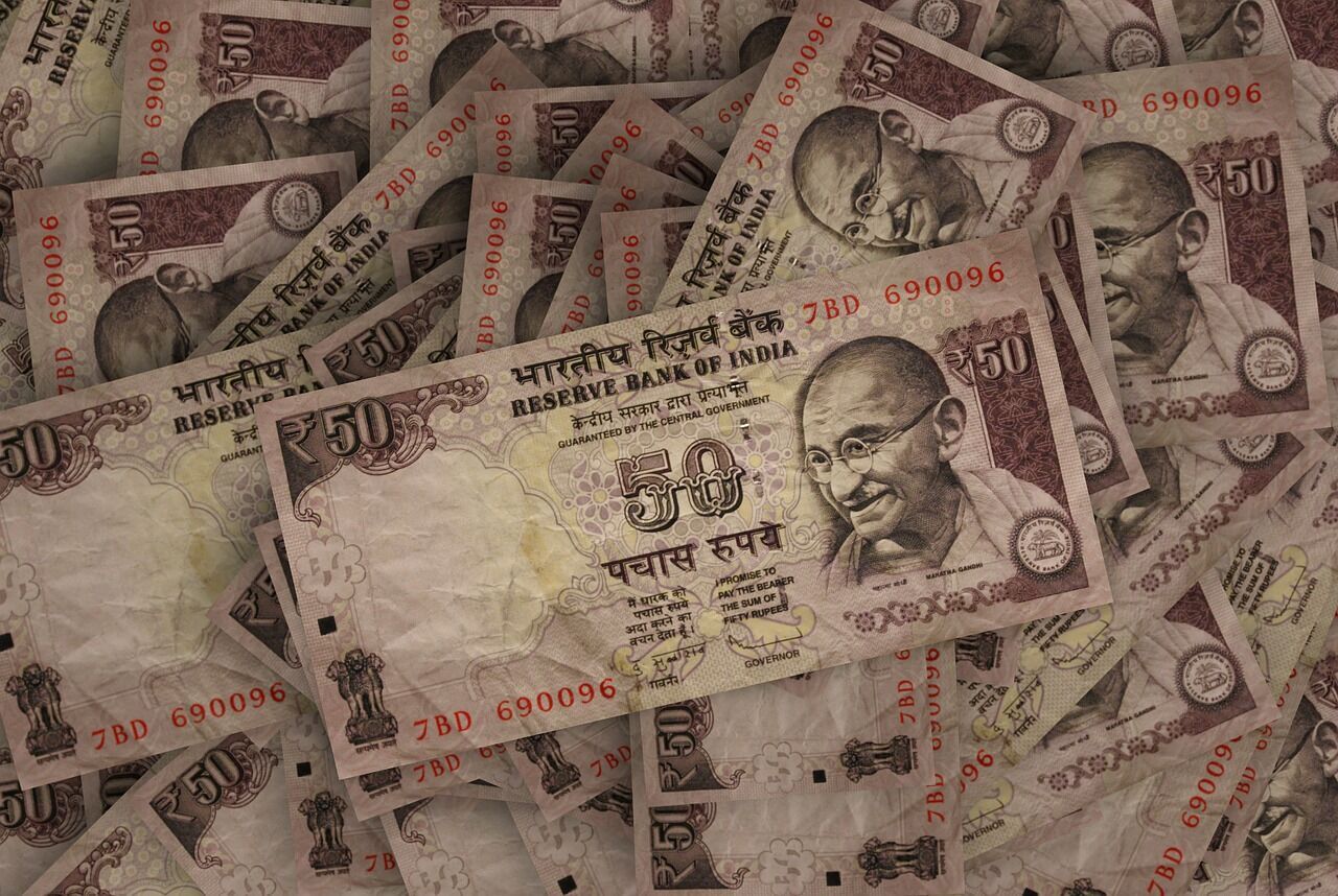 Індія та багато інших країн забороняють вивозити національну валюту закордон.