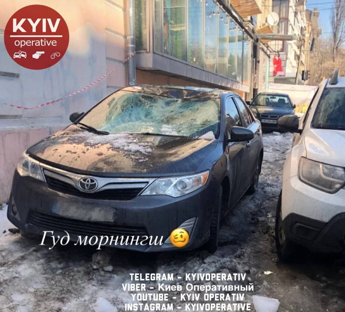 Через бурульки пошкодження отримали декілька авто.