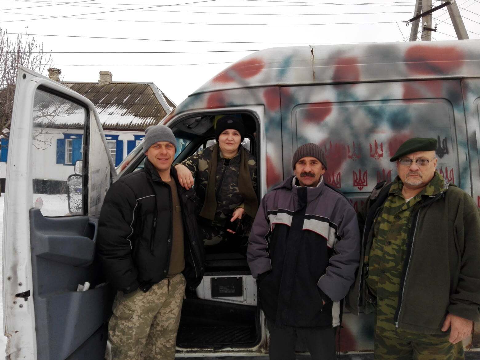 Сергій (крайній зліва) на своєму бусі об'їздив тисячі кілометрів на фронт