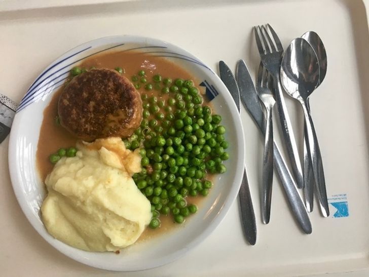 Еда в школьной столовой в Германии.