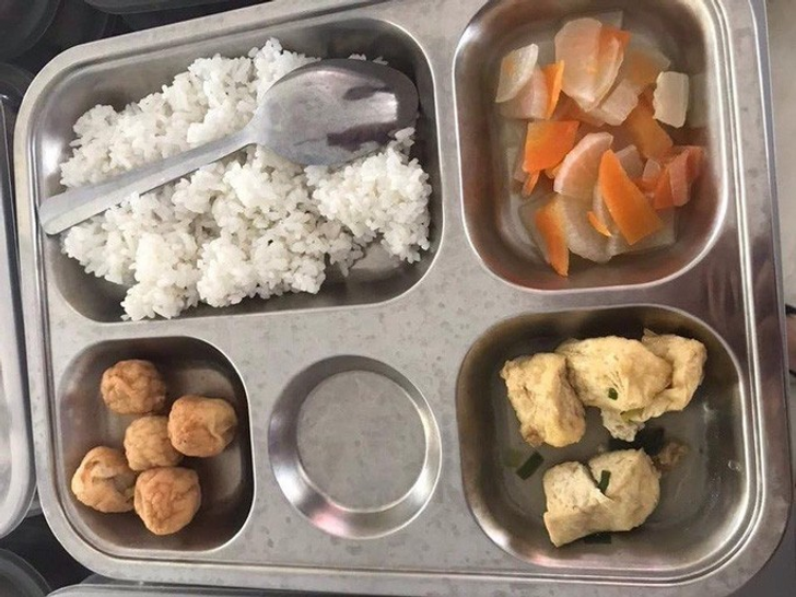 Школьный обед во Вьетнаме.
