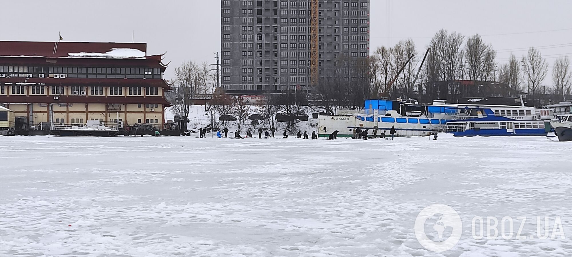 Люди продолжают ловить рыбу