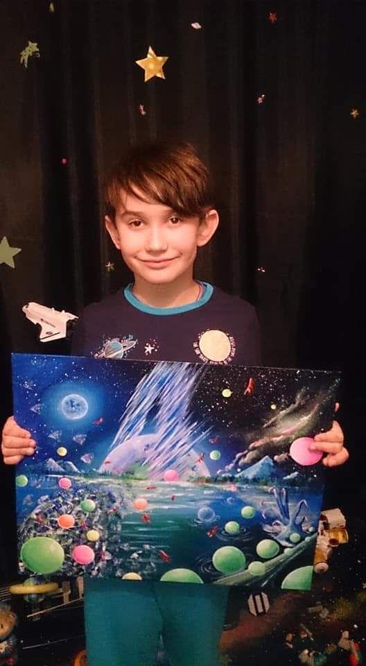 Максим рисует "космические" картины