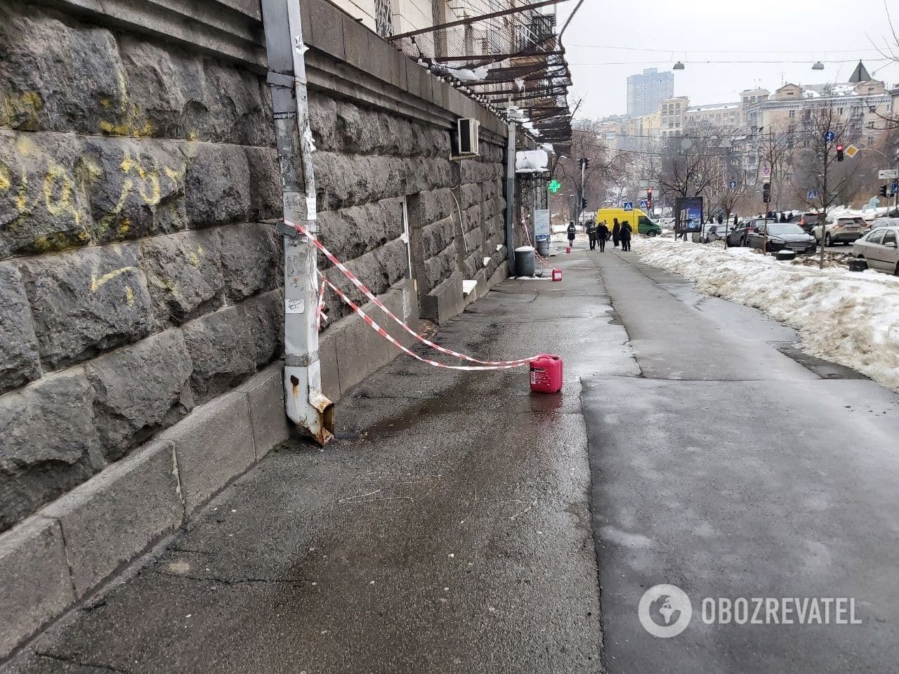 В Киеве падают сосульки.