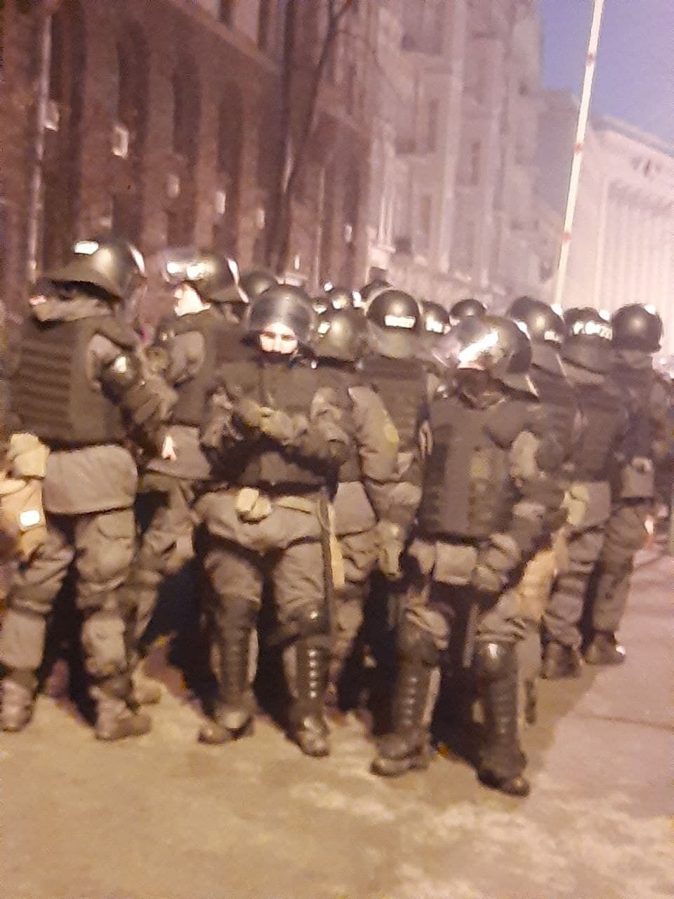 Под Офисом президента ранены 37 человек, задержаны – 24