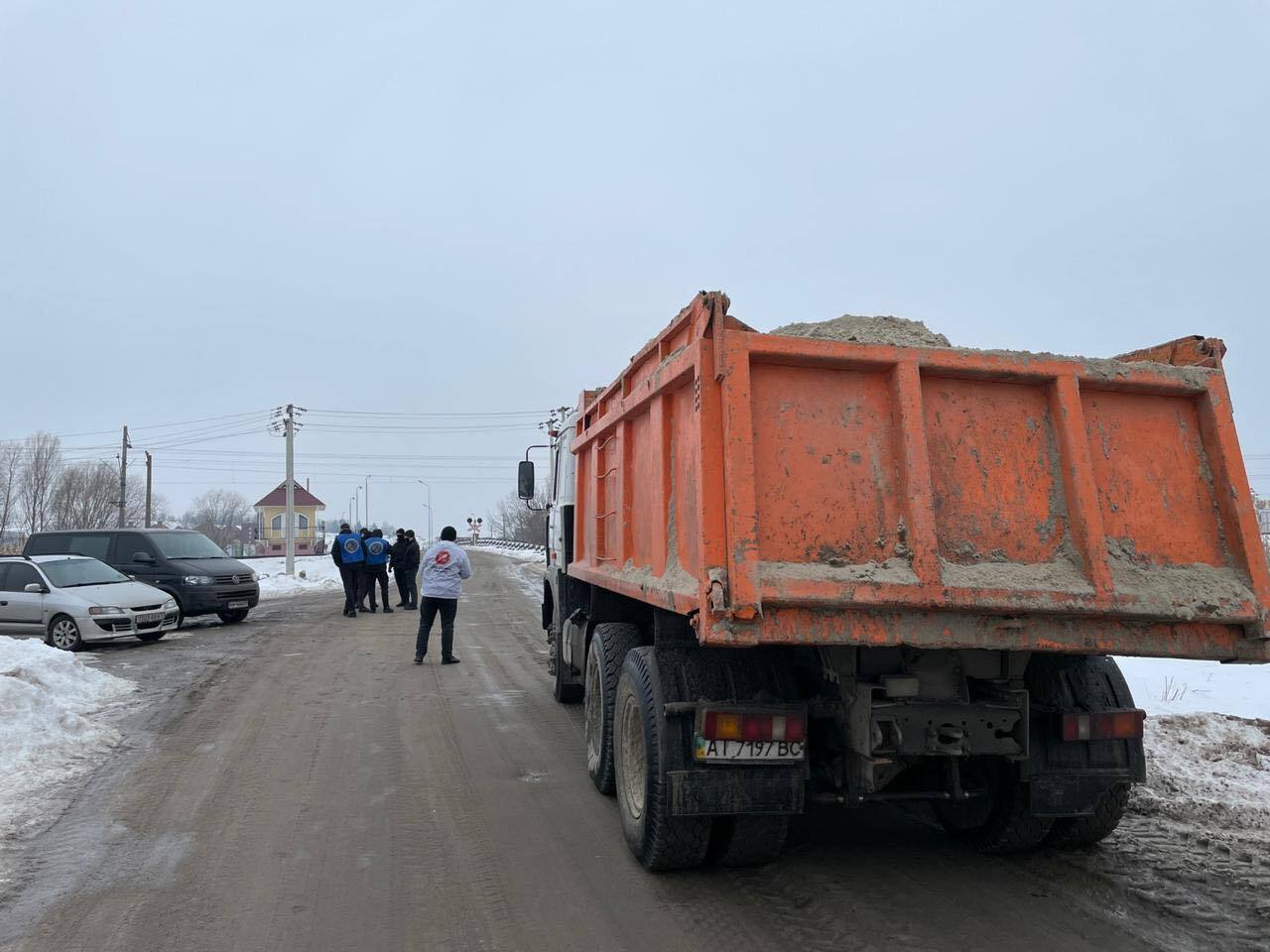 Два грузовика вывозили песок с территории коттеджного городка "Новая Конча-Заспа CRYSTAL"