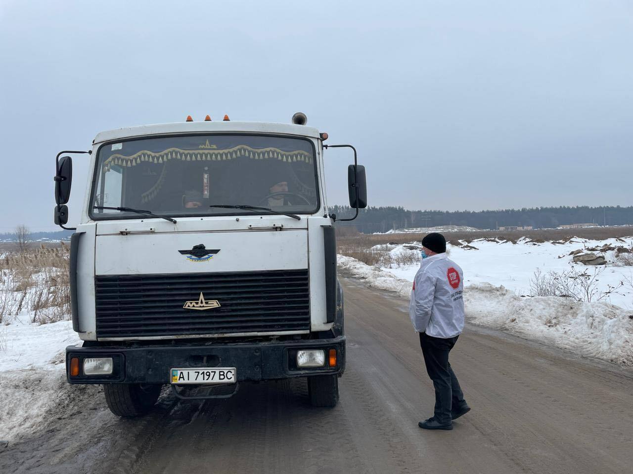 Два грузовика вывозили песок с территории коттеджного городка "Новая Конча-Заспа CRYSTAL"